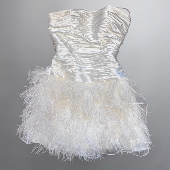 le chateau Dresses & Skirts - ❌SOLD❌ Le Chateau Vintage White Feather Strapless Mini Dress